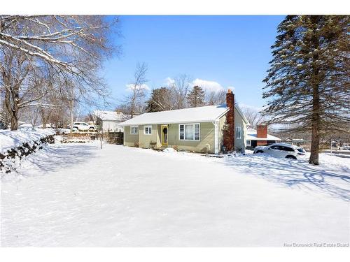 8 Surrey Cres, Fredericton, NB 