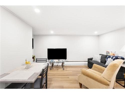 8 Surrey Cres, Fredericton, NB 