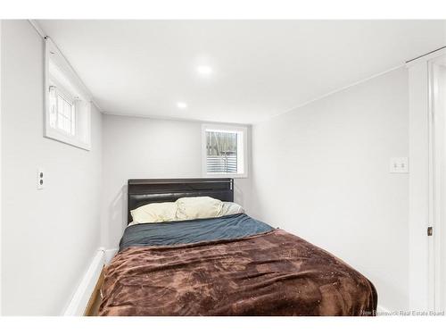 8 Surrey Cres, Fredericton, NB 