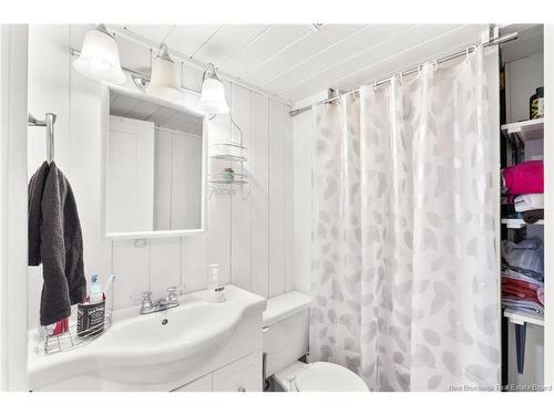 8 Surrey Cres, Fredericton, NB 