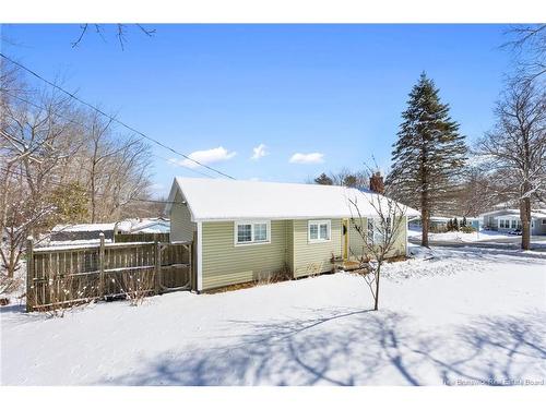 8 Surrey Cres, Fredericton, NB 