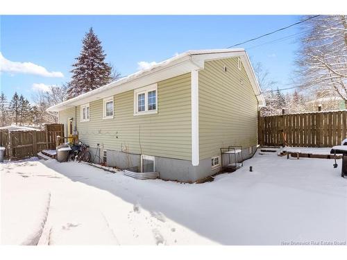 8 Surrey Cres, Fredericton, NB 