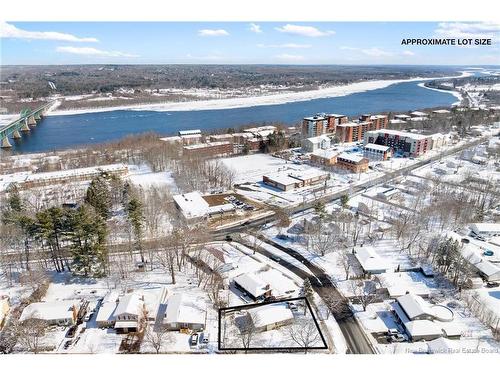 8 Surrey Cres, Fredericton, NB 