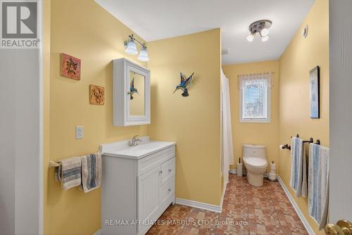 Spacious main bathroom with relaxing tub - 175 Hemlock Crescent, Cornwall, ON - Indoor Photo Showing Bathroom