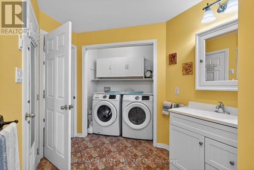 Convenient main floor laundry - 175 Hemlock Crescent, Cornwall, ON - Indoor Photo Showing Laundry Room
