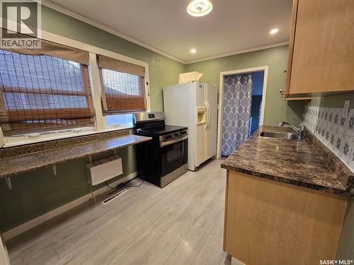 336 2Nd Avenue Se, Weyburn, SK - Indoor Photo Showing Kitchen