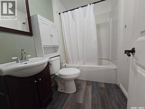 336 2Nd Avenue Se, Weyburn, SK - Indoor Photo Showing Bathroom
