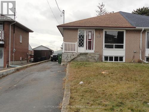 205 ST LUCIE DRIVE  Toronto, ON M9M 1T4