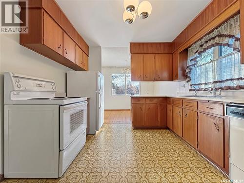 27 Walker Crescent, Saskatoon, SK - Indoor Photo Showing Kitchen