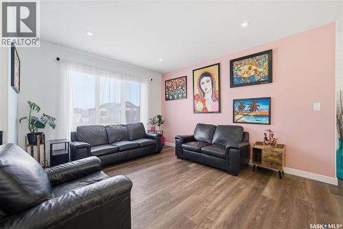 805 Weir Crescent, Warman, SK - Indoor Photo Showing Living Room