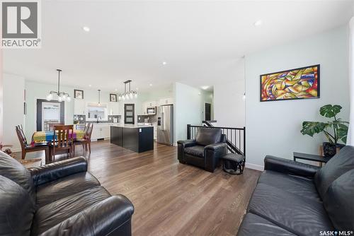 805 Weir Crescent, Warman, SK - Indoor Photo Showing Living Room