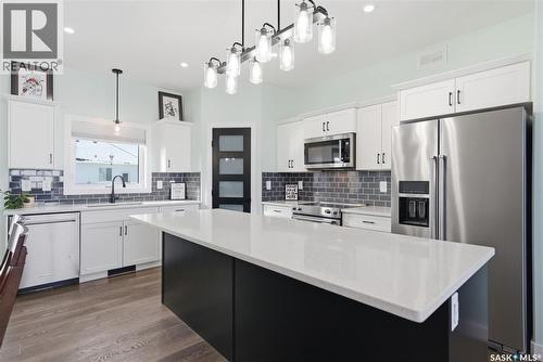 805 Weir Crescent, Warman, SK - Indoor Photo Showing Kitchen With Upgraded Kitchen