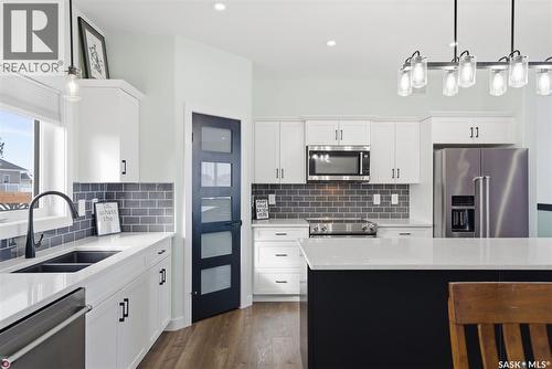 805 Weir Crescent, Warman, SK - Indoor Photo Showing Kitchen With Double Sink With Upgraded Kitchen