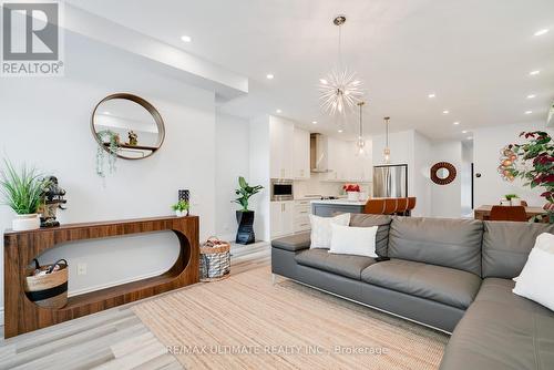 10 Torah Gate, Vaughan, ON - Indoor Photo Showing Living Room