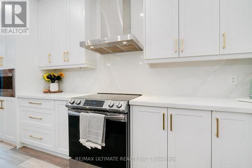 10 Torah Gate, Vaughan, ON - Indoor Photo Showing Kitchen