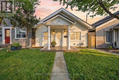 Cute cottage-like exterior - 36 Queensdale Avenue W, Hamilton, ON - Outdoor With Facade