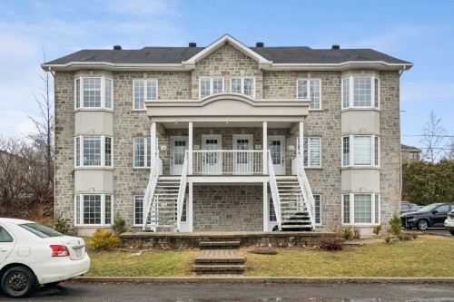 440 Rue Côté  Otterburn Park, QC J3H 5W3