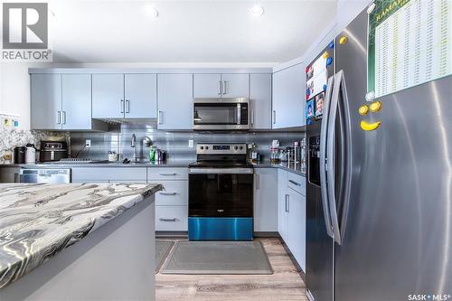 4166 Diefenbaker Drive, Saskatoon, SK - Indoor Photo Showing Kitchen