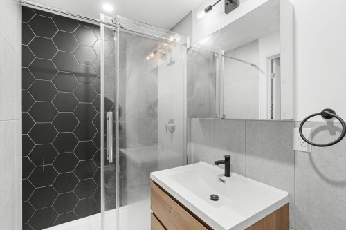 Bathroom - 3-7173 Rue St-Hubert, Montréal (Villeray/Saint-Michel/Parc-Extension), QC - Indoor Photo Showing Bathroom