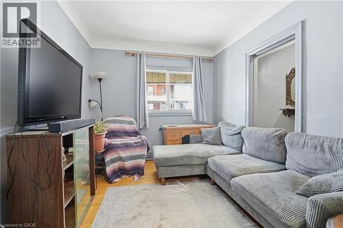 121 Gibson Avenue, Hamilton, ON - Indoor Photo Showing Living Room