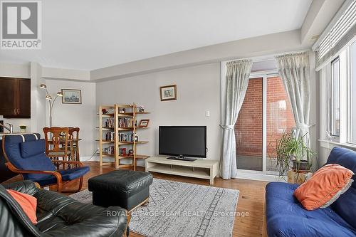 B204 - 124 Guigues Avenue, Ottawa, ON - Indoor Photo Showing Living Room
