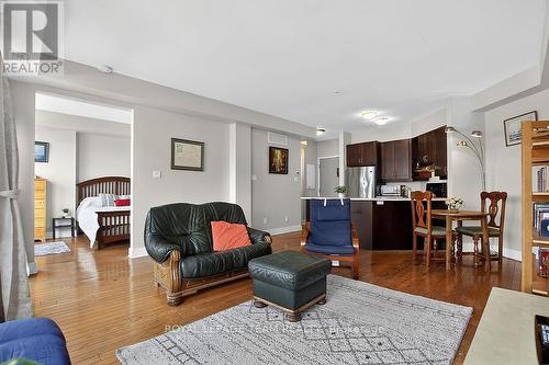 B204 - 124 Guigues Avenue, Ottawa, ON - Indoor Photo Showing Living Room