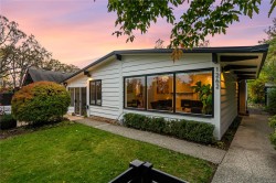 1262 Roslyn Rd Oak Bay, BC V8S 4R6