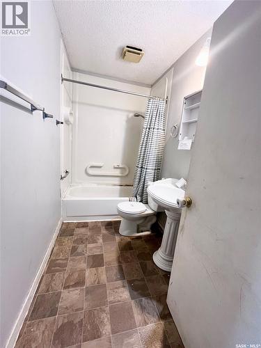 428 11Th Street E, Prince Albert, SK - Indoor Photo Showing Bathroom