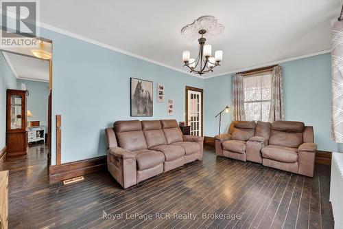 2553 County Road 42, Clearview, ON - Indoor Photo Showing Living Room
