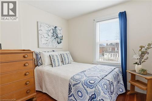 223 Park Row S, Hamilton, ON - Indoor Photo Showing Bedroom