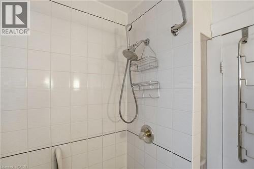 223 Park Row S, Hamilton, ON - Indoor Photo Showing Bathroom