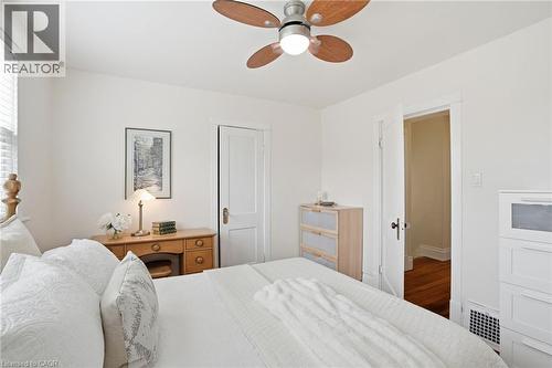223 Park Row S, Hamilton, ON - Indoor Photo Showing Bedroom