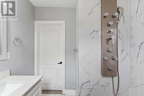 44 Jefferson Avenue, Hamilton, ON - Indoor Photo Showing Bathroom