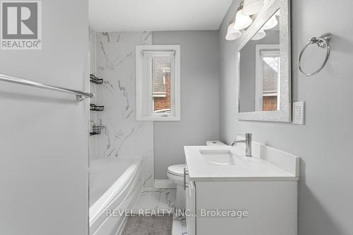 44 Jefferson Avenue, Hamilton, ON - Indoor Photo Showing Bathroom