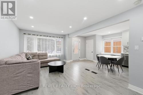 44 Jefferson Avenue, Hamilton, ON - Indoor Photo Showing Living Room