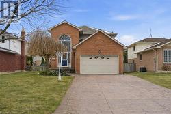 12 SUMNER Crescent  Grimsby, ON L3M 5E2