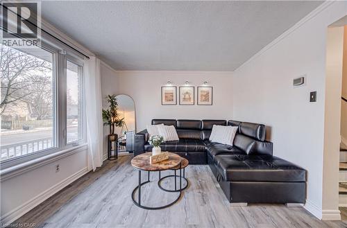 150 Glamis Road, Cambridge, ON - Indoor Photo Showing Living Room