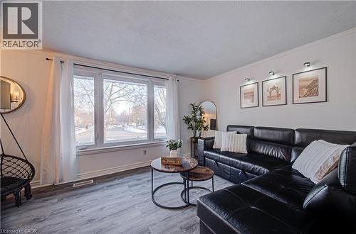 150 Glamis Road, Cambridge, ON - Indoor Photo Showing Living Room