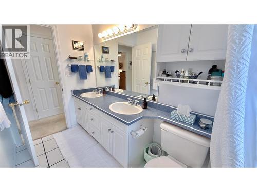 461 Eighth Avenue, Midway, BC - Indoor Photo Showing Bathroom