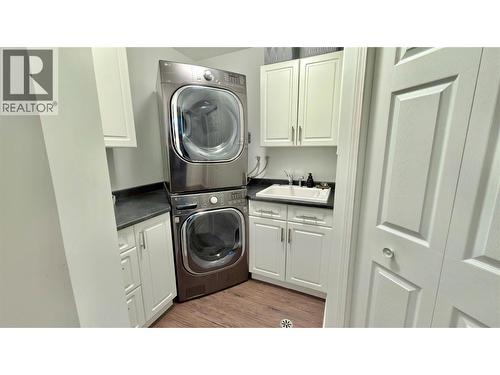 461 Eighth Avenue, Midway, BC - Indoor Photo Showing Laundry Room