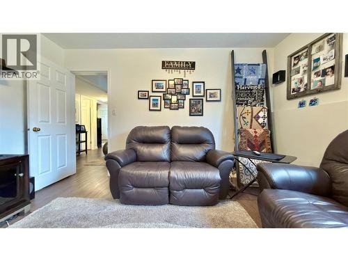 461 Eighth Avenue, Midway, BC - Indoor Photo Showing Living Room