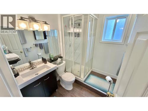 461 Eighth Avenue, Midway, BC - Indoor Photo Showing Bathroom