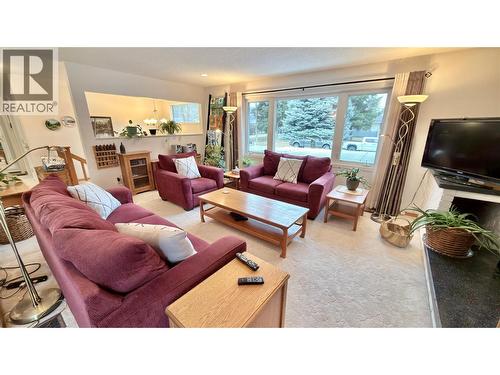 461 Eighth Avenue, Midway, BC - Indoor Photo Showing Living Room