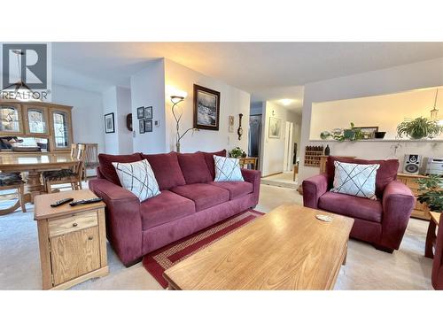 461 Eighth Avenue, Midway, BC - Indoor Photo Showing Living Room