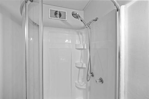 401 Union Avenue W, Winnipeg, MB - Indoor Photo Showing Bathroom