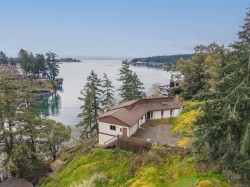 312 Bessborough Ave View Royal, BC V9B 1T7