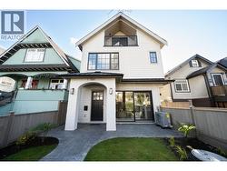 1 864 E 16TH AVENUE  Vancouver, BC V5T 2V6