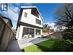 2 864 E 16TH AVENUE  Vancouver, BC V5T 2V6