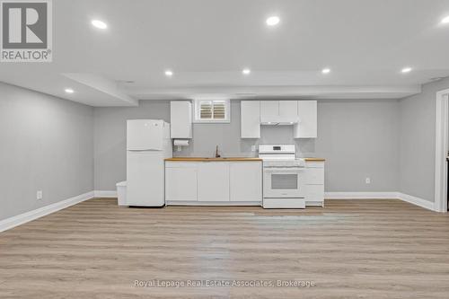 44 Mcclellan Road, Caledon, ON - Indoor Photo Showing Kitchen
