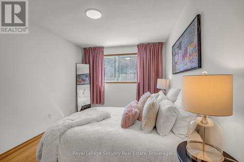 516 Kelvedon Mews, Mississauga, ON - Indoor Photo Showing Bedroom